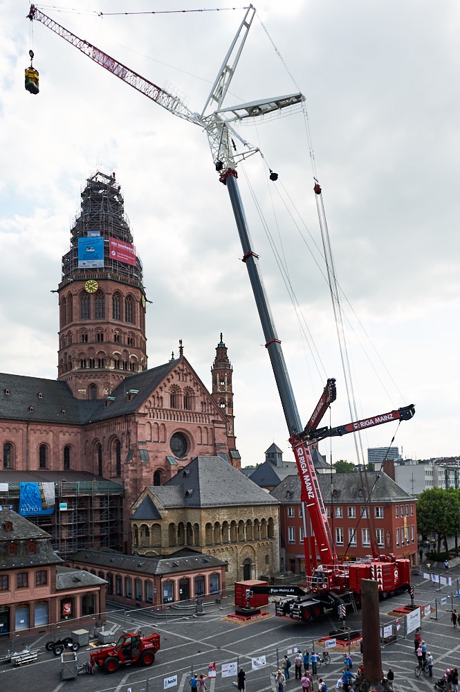 Spitzenleistung - Austausch der Spitze am Westturm des Mainzer Doms Juli 2013 - eine Foto-Dokumentation